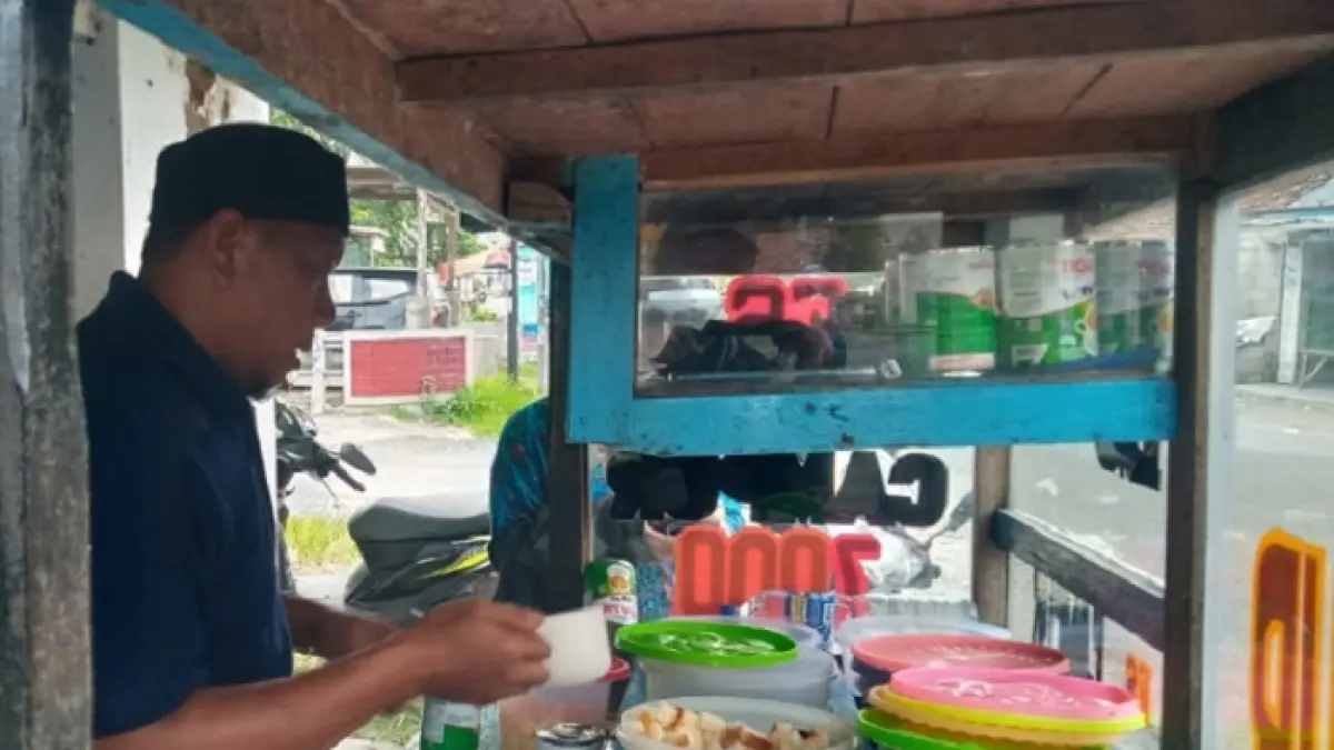 GIGIH: Mukti Ali, warga Desa Sumbermulyo, Kecamatan Jogoroto, Jombang saat berjualan es campur yang mengantarkannya berangkat haji.