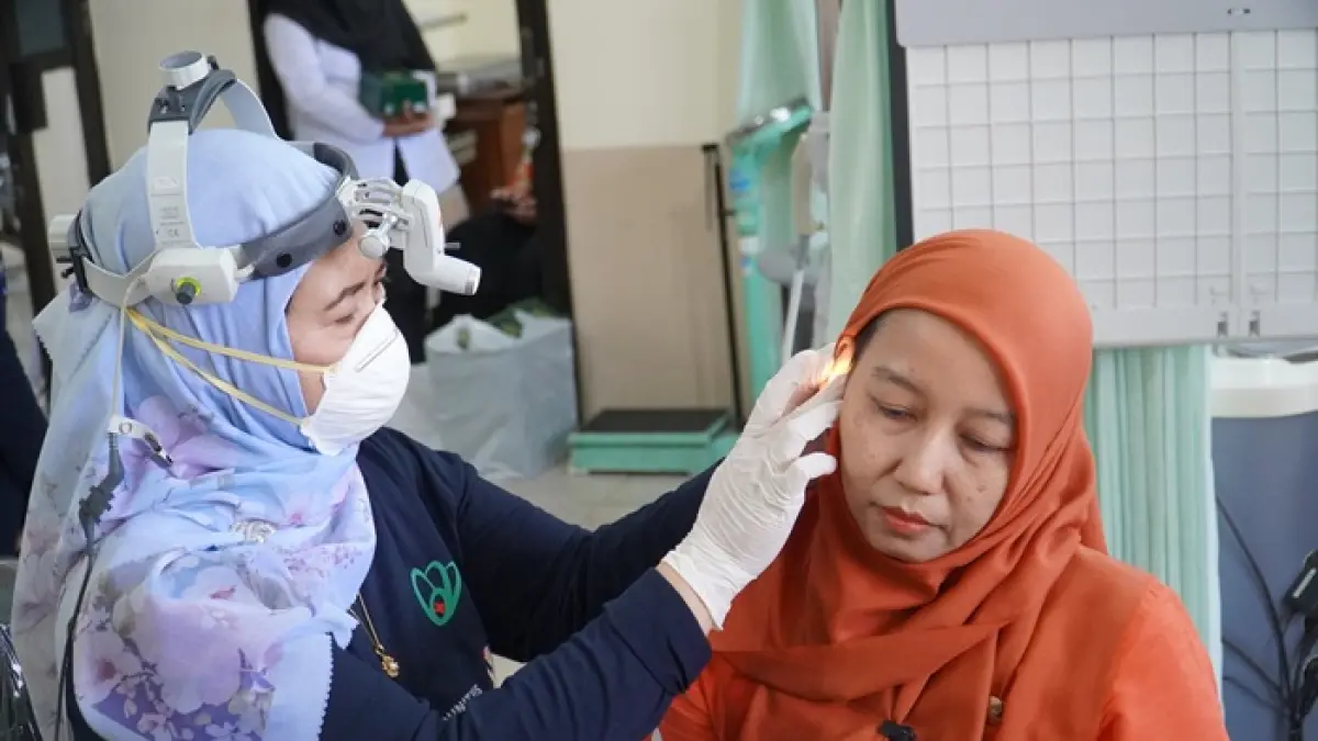 TELITI: Tim medis RSUD Jombang melakukan pemeriksaan kesehatan. (Anggi Fridianto/Radar Jombang) 