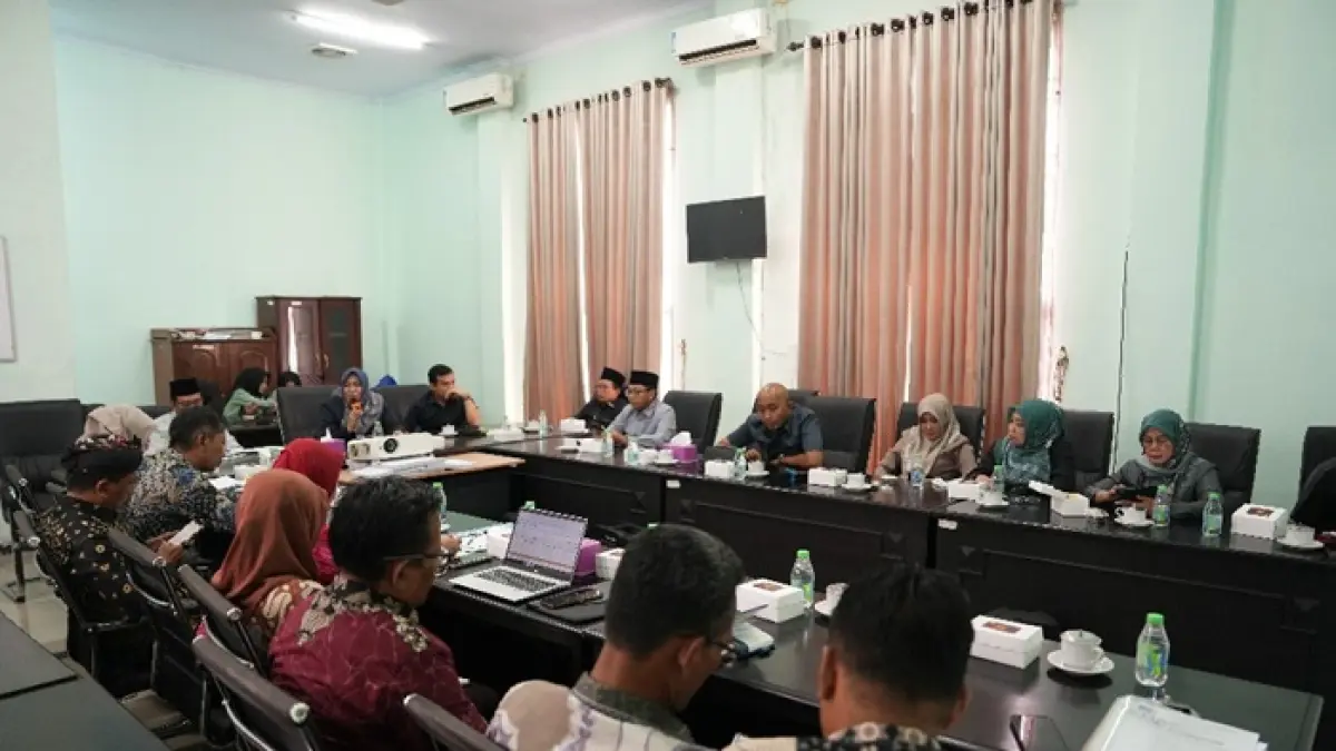DPRD Jombang menggelar rapat dengar pendapat dengan Dinas P&K Jombang membahas program seragam gratis, (10/4). (Azmy Endiyana/Radar Jombang)