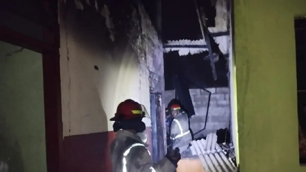 Gudang SMPN 2 Sumobito, di Desa Kendalsari, Kecamatan Sumobito, Jombang terbakar, Jumat (17/4) petang. (Achmad RW/Radar Jombang)