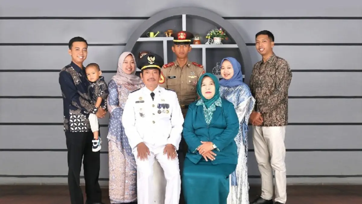 HARMONIS: Kepala Disdagrin Jombang, Anjik Eko Saputro bersama keluarga.
