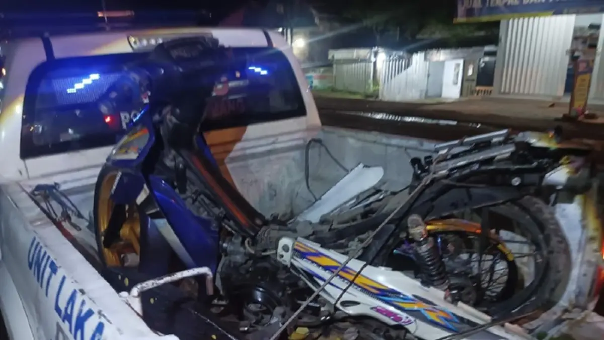 Kecelakaan lalu lintas melibatkan sepeda motor dan mobil pikap terjadi di Jalur Provinsi Desa Balongbesuk, Kecamatan Diwek, Jombang Jumat (17/4) malam. (Achmad RW/Radar Jombang)