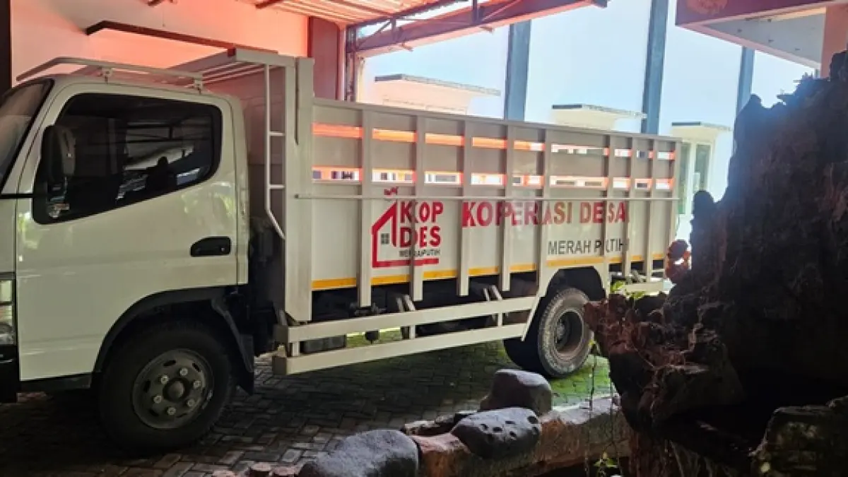 AMAN: Kondisi Truk KDKMP Desa Tunggorono disimpan di Balai Desa Tunggorono, Kecamatan Jombang, (13/4). (Anggi Fridianto/Radar Jombang)