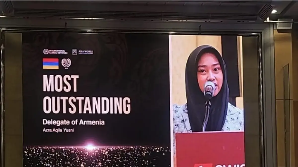 Azra Aqila Yusni, santri Tebuireng, Jombang menerima penghargaan The Most Outstanding dalam forum internasional di Korea Selatan.