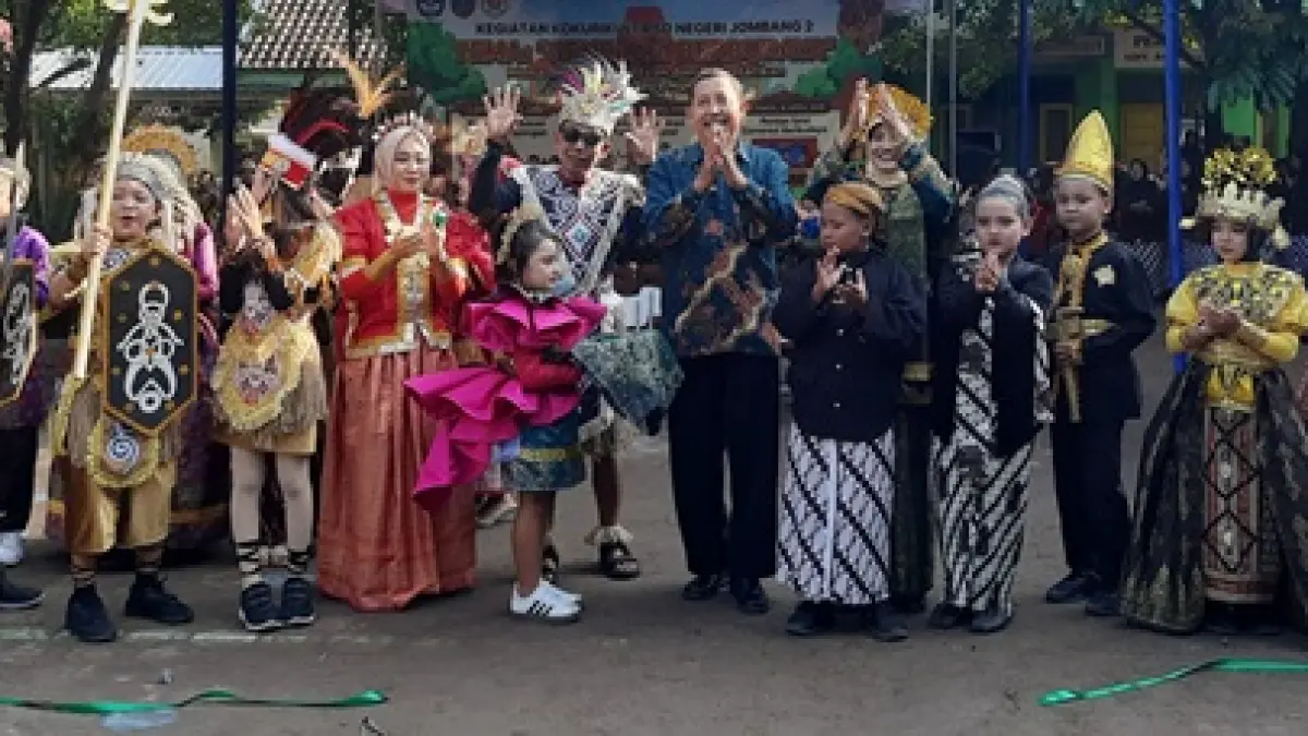 MERIAH: proses pemotongan pita yang dilakukan Pengawas SD Kecamatan Jombang Slamet didampingi Kepala SDN Jombang 2 Choir Tukayaroh, Rabu (16/4). (Wenny Rosalina/Radar Jombang)
