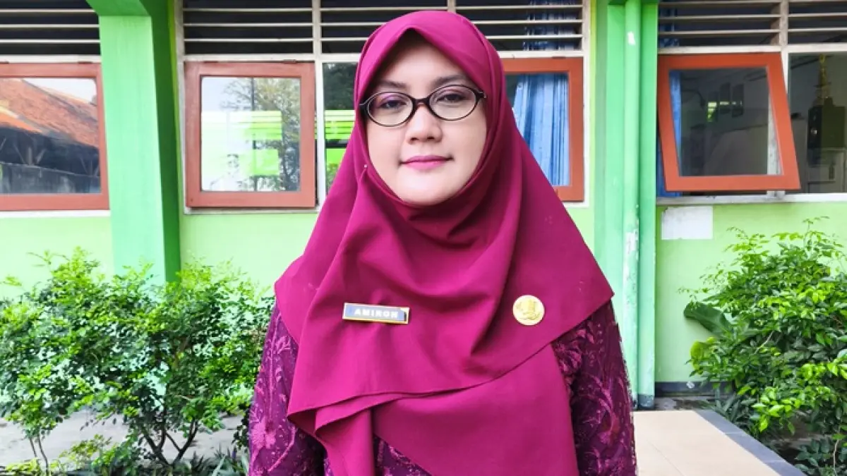 Amiroh SKom MKom, Kepala SMK Negeri 2 Jombang.