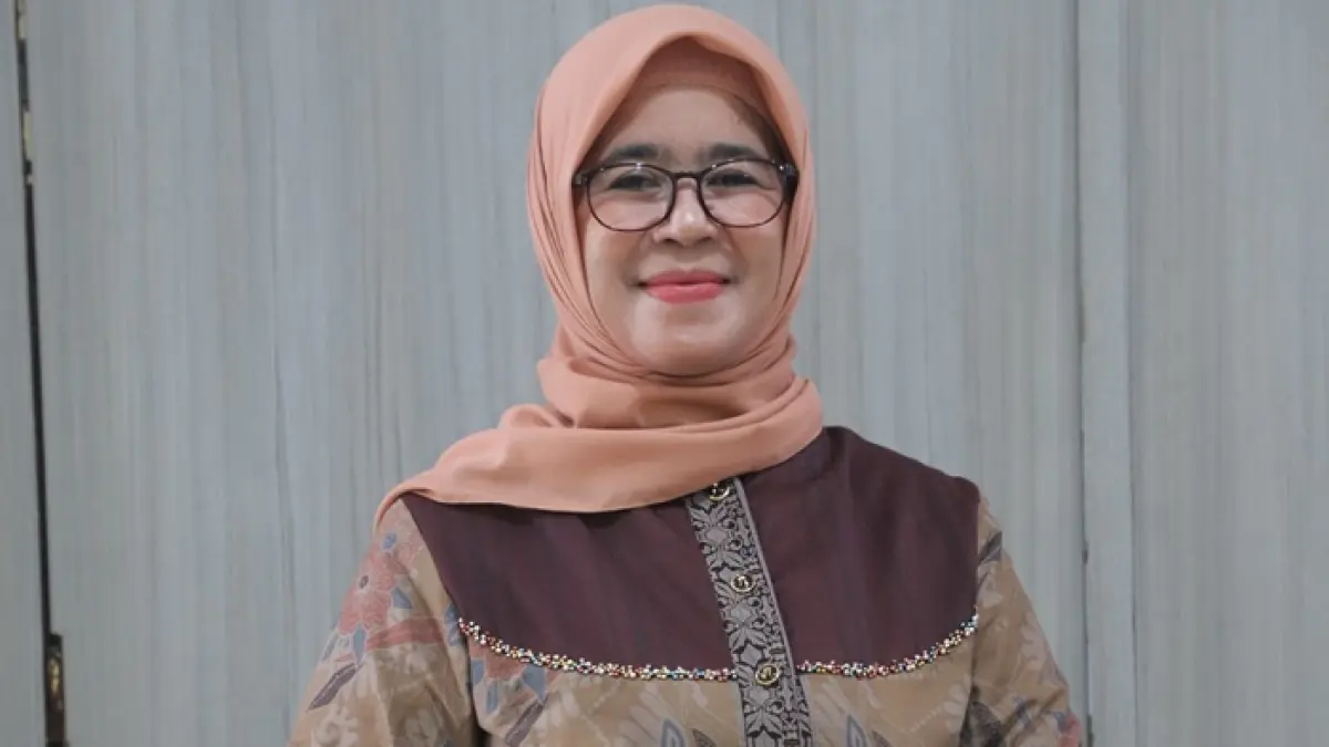 Dr Hj Ema Erfina Salmanudin MPdI, istri Wabup Jombang Salmanudin Yazid.