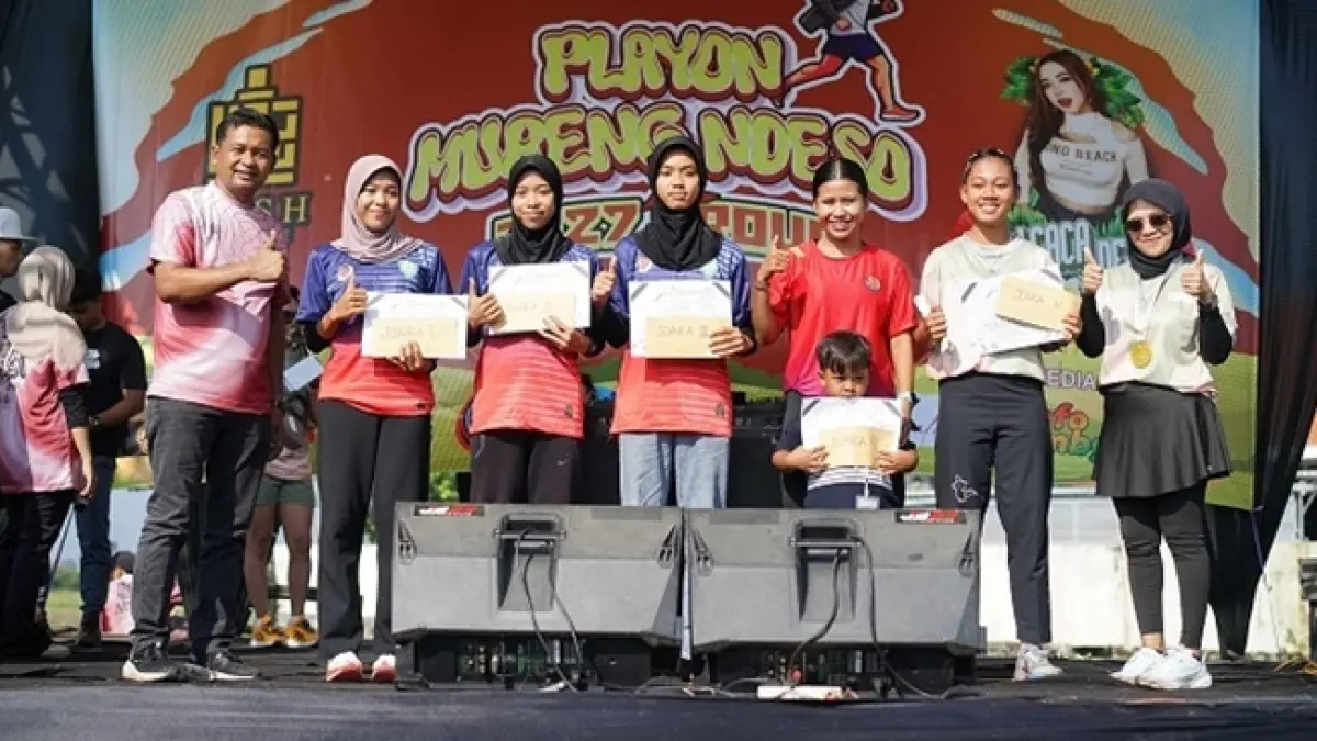 EVENT LOKAL: Para juara event Playon Mubeng Ndeso x JB 27 Group berfoto bersama jajaran Forkopimcam Tembelang, Jombang dan pihak sponsor. (Dwi Aris/Radar Jombang)