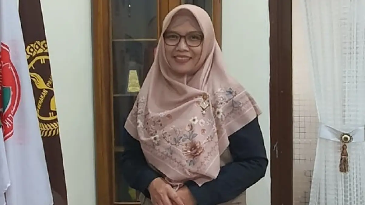Ika Fariana Afan SPd MPd Kepala SMKN Kabuh, Jombang.