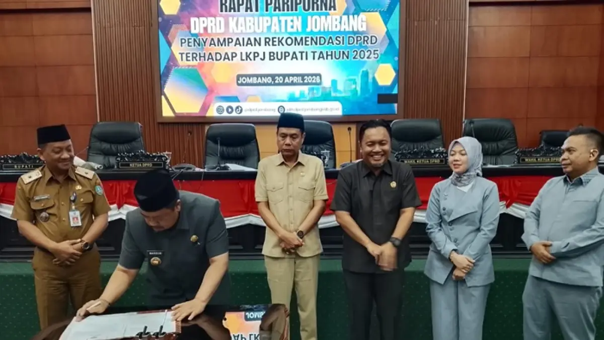 MASUKAN: DPRD dan Pemkab menandatangani kesepakatan LKPJ Bupati Jombang tahun anggaran 2025. (Azmy Endiyana/Radar Jombang)