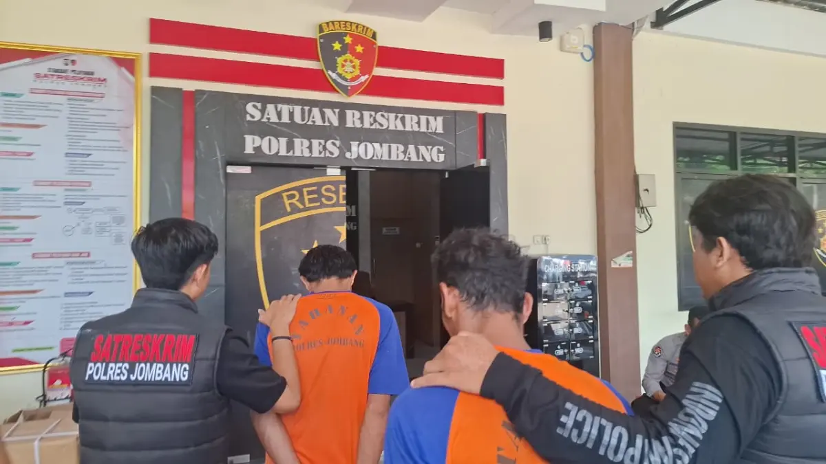 Dua tersangka yang pembunuhan yang ditangkap polisi digelandang ke kantor Satreskrim Polres Jombang