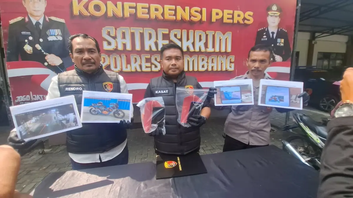 Polisi menunjukkan barangbukti dalam kasus pembunuhan yang dilakukan SLamet kepada rekannya