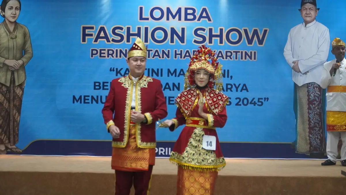 Salah satu peserta fashion show peringatan hari kartni di RSUD Jombang