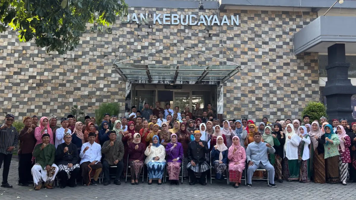 Wor Windari bersama keluarga besar Dinas P dan K Jombang