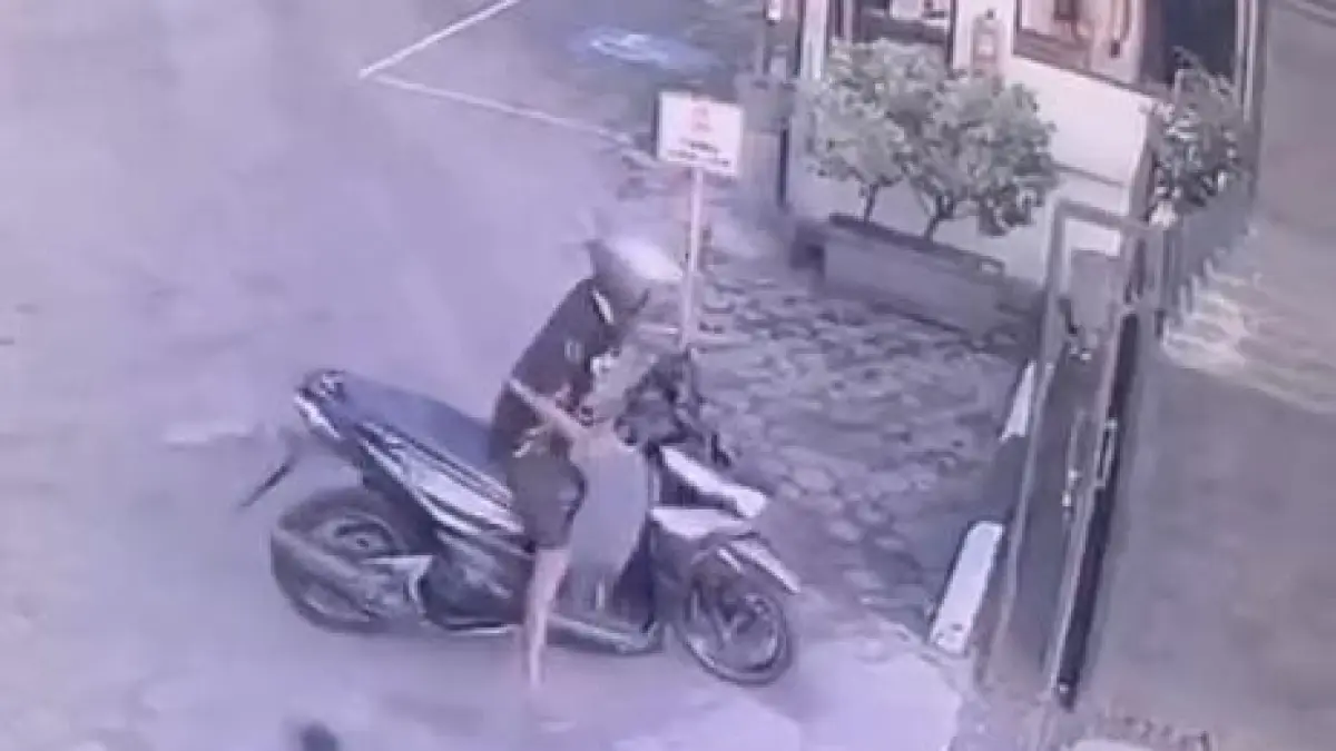 Aksi pencurian sepeda motor terjadi di kantor Balai Besar Perbenihan dan Perlindungan Tanaman Perkebunan Surabaya di Desa Gambiran, Kecamatan Mojoagung, Kabupaten Jombang, terekam CCTV, Senin (20/4). (Achmad RW/Radar Jombang)