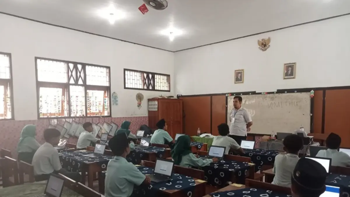 FOKUS: Persiapan TKA di SDN Kepuhkajang 2 Kecamatan Perak, Jombang, Kamis (22/4). (Wenny Rosalina/Radar Jombang)