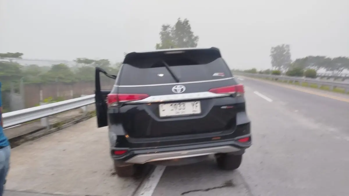Kecelakaan tunggal terjadi di ruas Tol Jombang–Mojokerto KM 707+800 jalur B, Kamis (23/4) pagi. (Achmad RW/Radar Jombang)