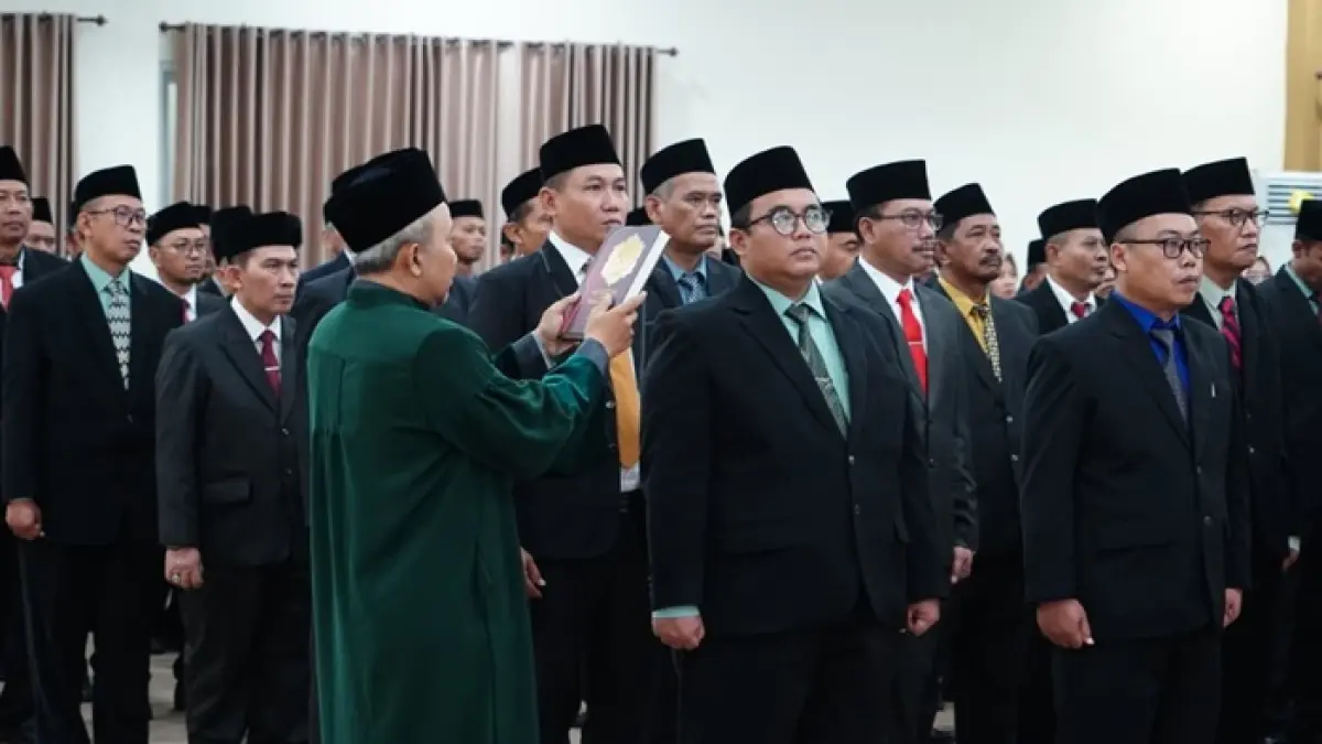 SEMANGAT: Pelantikan kepala madrasah di Kantor Wilayah Kemenag Jatim, Selasa (21/4). (Wenny Rosalina/Radar Jombang)