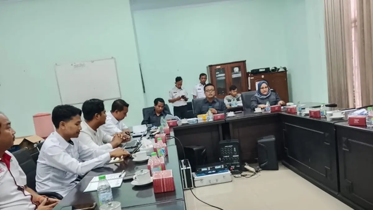 SERIUS: Komisi B DPRD Jombang saat rapat dengar pendapat (RDP) dengan Perumda Aneka Usaha Seger Rabu (22/4). (Azmy Endiyana/Radar Jombang)