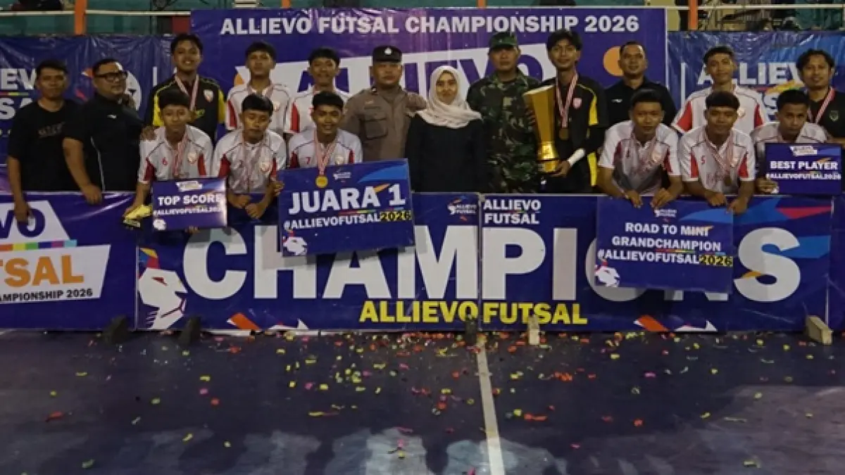 JUARA: SMAN Ngoro menjuarai turnamen Allievo Futsal Kabupaten Jombang 2026 di GOR Merdeka Jombang, Rabu (22/4) malam. (Dwi Aris/Radar Jombang)