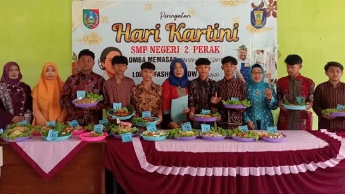 MASTER CHEF JAGOAN: Siswa laki-laki SMPN 2 Perak, Jombang peraih juara lomba memasak nasi goreng saat peringatan Hari Kartini. (Dwi Aris/Radar Jombang)
