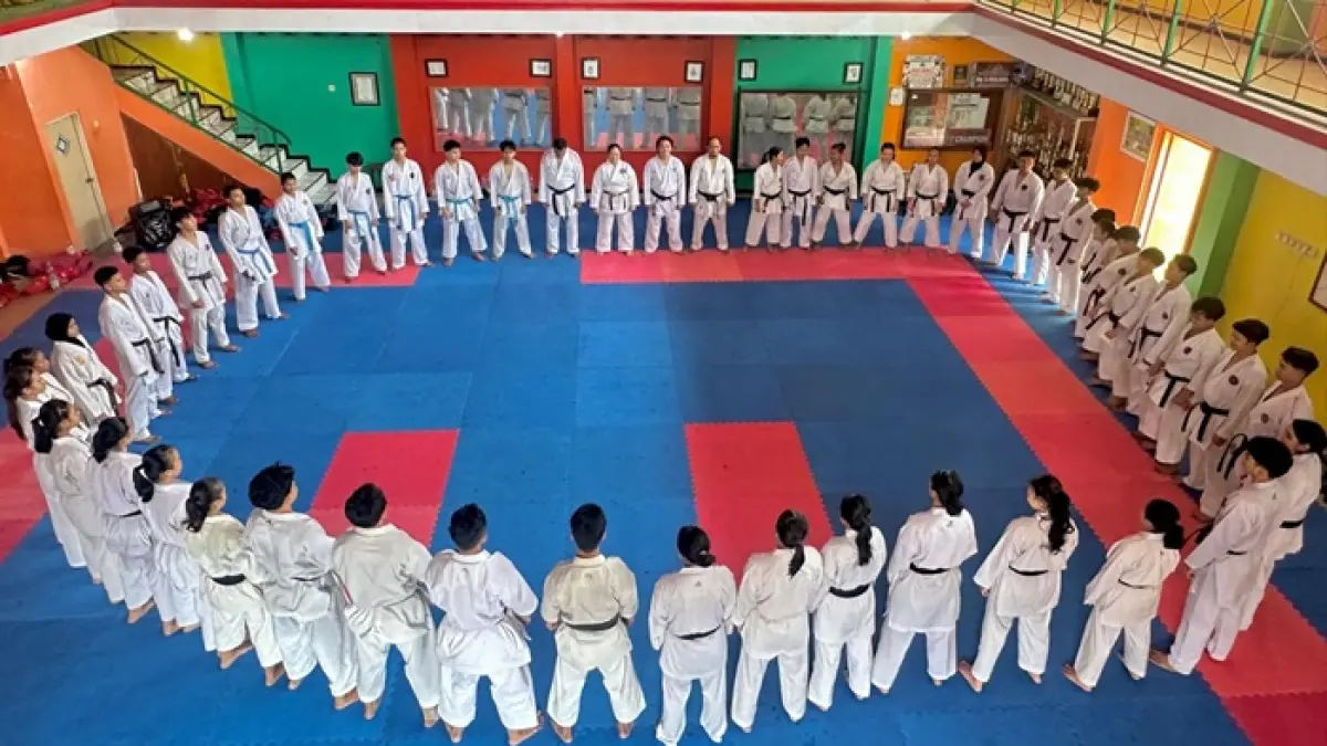 DISIPLIN:  Karateka Jombang saat berlatih di Dojo Mahameru Jombang, (11/4). (Wenny Rosalina/Radar Jombag)