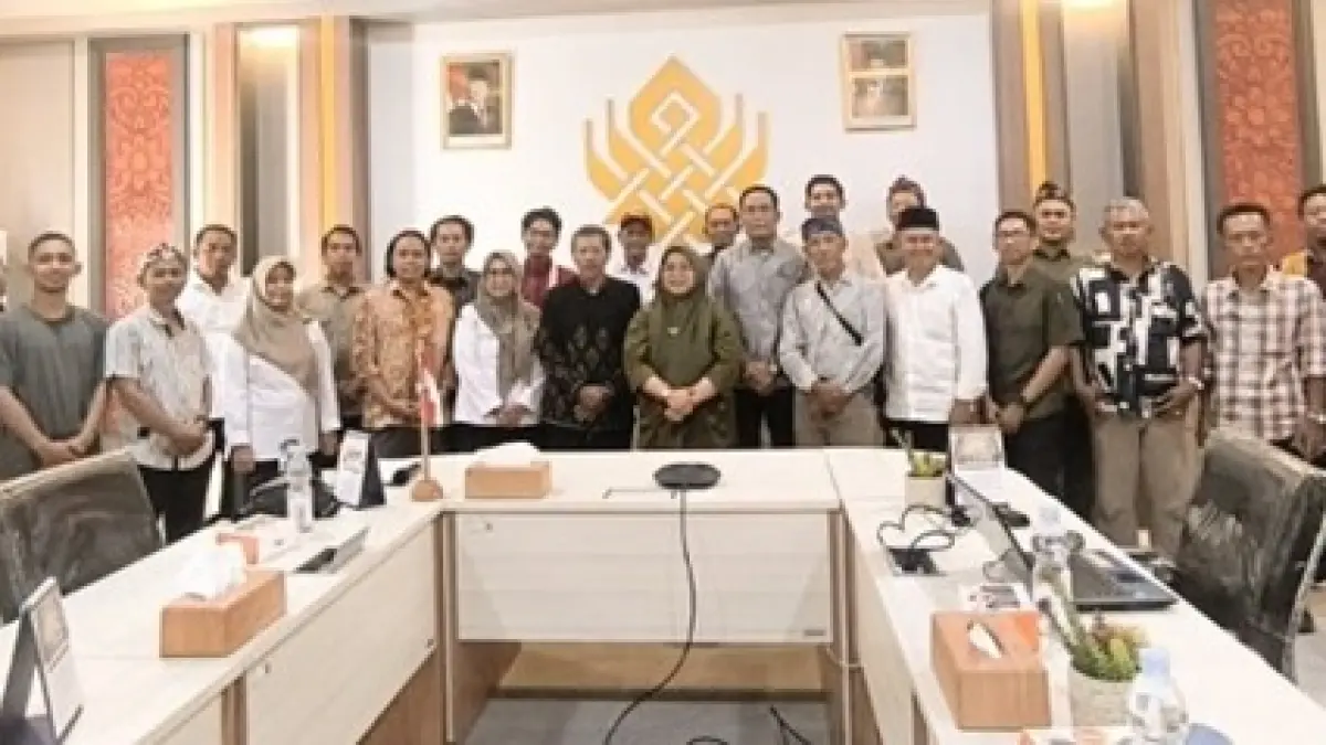 DISKUSI STRATEGIS: Kepala Desa Dukuhmojo Nur Aini Ruba’i bersama anggota Forum Masyarakat KCBN Trowulan saat audiensi bersama BPK Wilayah Jawa Timur, Rabu (15/4). (Dwi Aris/Radar Jombang)