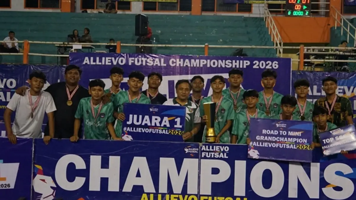 JUARA: SMPN 1 Jombang merayakan keberhasilan menjuarai turnamen Allievo Futsal Kabupaten Jombang 2026, Rabu (22/4) malam di GOR Merdeka Jombang. (Dwi Aris/Radar Jombang)