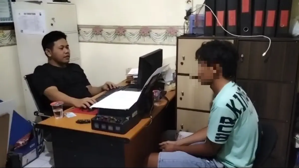 Pelaku diamankan polisi pada Jumat (24/4/2026). (Achmad RW/Radar Jombang)