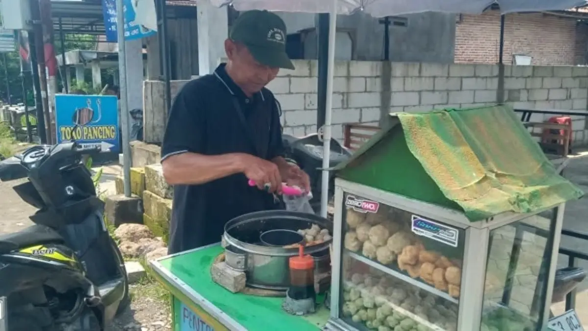Ali Badrin, penjual pentol asal Dusun Bapang, Desa Sumbermulyo, Kecamatan Jogoroto, Jombang yang tahun ini pergi haji. (Azmy Endiyana/Radar Jombang)