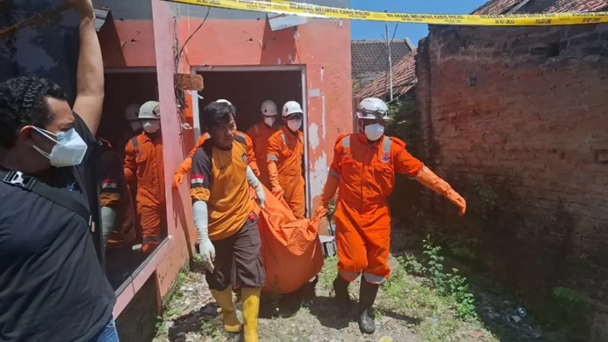 DIEVAKUASI: Proses pengangkatan jenazah korban ke ambulans untuk dibawa ke rumah sakit. (Achmad RW/Radar Jombang)