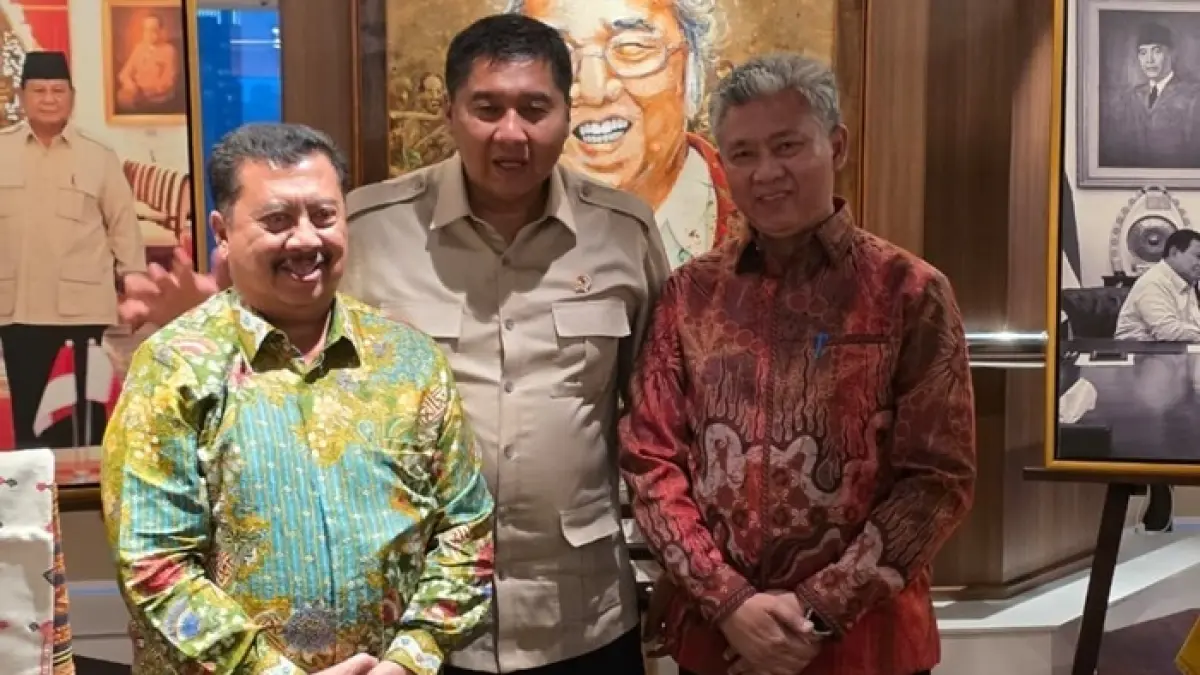 Kepala Dinas Perkim Jombang Dian Kusuma mendampingi Bupati Warsubi bertemu Menteri Perumahan dan Kawasan Permukiman Maruarar Sirait. 