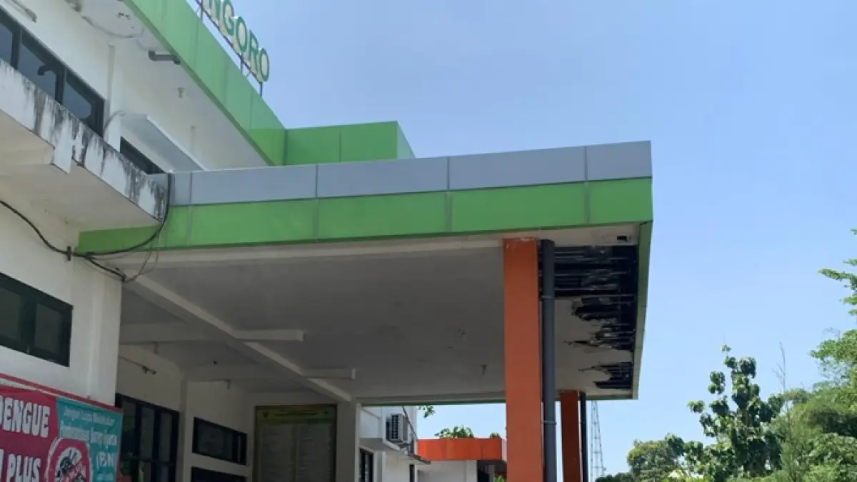 PARAH: Kondisi plafon pada Puskesmas Kesamben Ngoro, Jombang, Sabtu (25/4). (Azmy Endiyana/Radar Jombang)