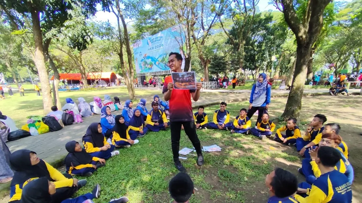 AKTIF: Ratusan anak SLB se Jombang mengikuti simulasi kesiapsiagaan bencana di RTH Kebonratu, (26/4). (Anggi Fridianto/Radar Jombang)