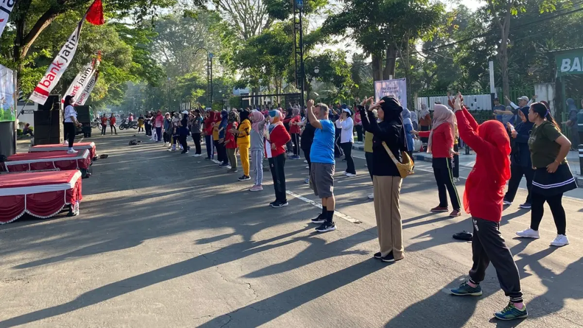BUGAR: Bank Jatim Cabang Jombang menggelar senam bersama melibatkan organisasi perangkat daerah (OPD) dan masyarakat umum, Minggu (26/4). (Anggi Fridianto/Radar Jombang)
