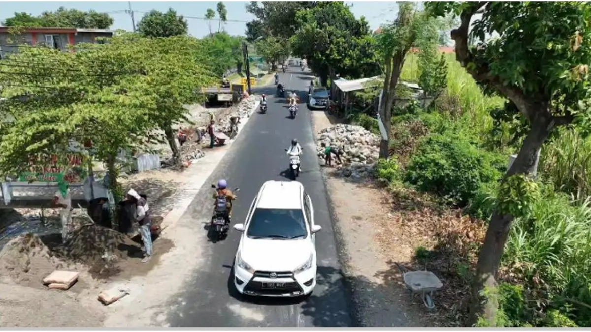GENJOT INFRASTRUKTUR: Jalan kabupaten di ruas Cukir-Mojowarno, Jombang dilakukan penanganan.