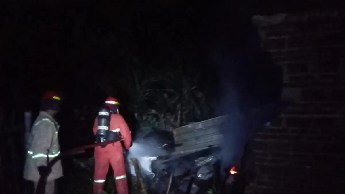 Kebakaran kandang sapi milik warga terjadi di Dusun Kalangan RT 03 RW 01 Desa Kalangsemanding, Kecamatan Perak, Kabupaten Jombang, Senin (27/4) dini hari. (Achmad RW/Radar Jombang)