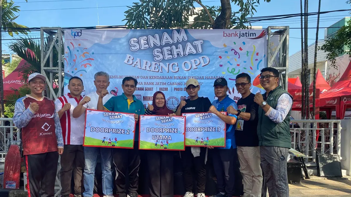 KOMPAK: Pemimpin Bidang Kredit Bank Jatim Jombang, One Arto Wiro Suprayogo, bersama kepala OPD saat menyerahkan doorprize, Minggu (26/4). (Anggi Fridianto/Radar Jombang)