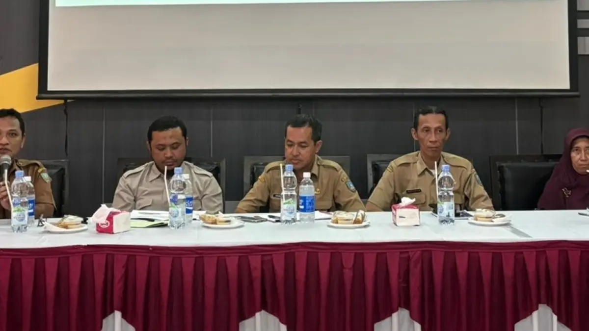 SERIUS: Kepala Bidang Tata Ruang dan Pertanahan Dinas PUPR Jombang, Andrianto Dwi Wicaksono (tengah), memimpin bimtek pemenuhan persyaratan dasar perizinan berusaha kegiatan apotek di Aula Dinas PUPR Jombang, Selasa (21/4).