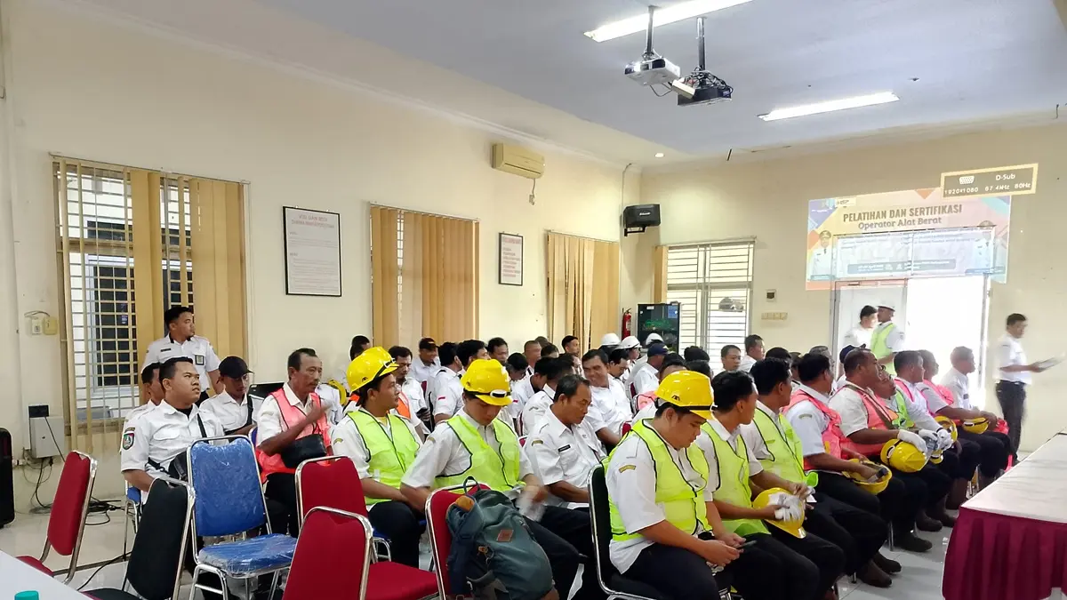 SERIUS: Peserta mengikuti pelatihan dan sertifikasi operator alat berat yang digelar Dinas PUPR Jombang.