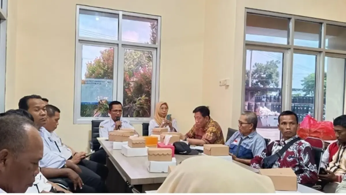TELITI: Kepala Bidang SDA Dinas PUPR Jombang, Sultoni (tengah) memimpin rapat Pokja Komir di Sekretariat Komir Dinas PUPR Jombang, Rabu (15/4).