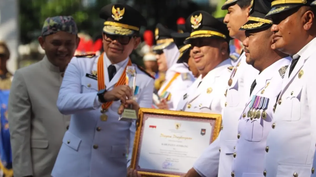 APRESIASI: Bupati Jombang Warsubi menerima piagam penghargaan dari Wakil Menteri Dalam Negeri, Bima Arya, pada upacara peringatan Hari Otonomi Daerah ke-30 di Plaza Kementerian Dalam Negeri, Jakarta Pusat, Senin (27/4).