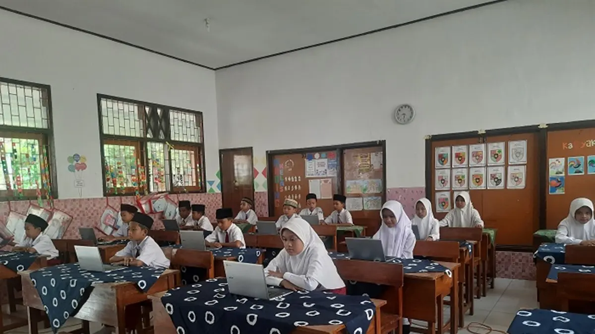 FOKUS: Siswa SDN Kepuhkajang 2 Kecamatan Perak, Jombang bersiap melaksanakan TKA, Rabu (22/4). (Wenny Rosalina/Radar Jombang)
