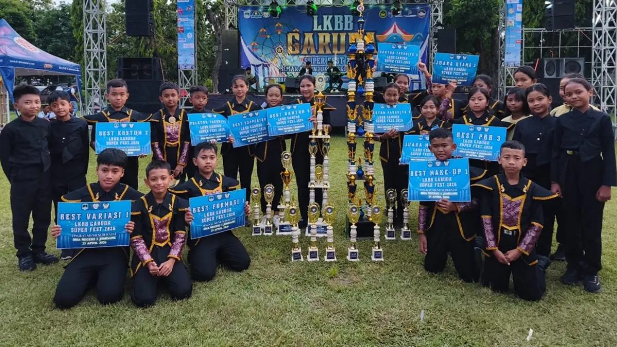MEMBANGGAKAN: Siswa SDN Jombatan 3 Jombang bersama piala yang diraih pada ajang LKBB Garuda Super Fest 2026 di SMAN 3 Jombang, Minggu (26/4). (Wenny Rosalina/Radar Jombang)