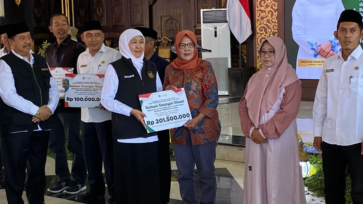 PEDULI: Gubernur Jawa Timur Khofifah Indar Parawansa menyerahkan secara simbolis beragam bantuan saat berkunjung ke Jombang (11/3) lalu. (Anggi Fridianto/Radar Jombang)
