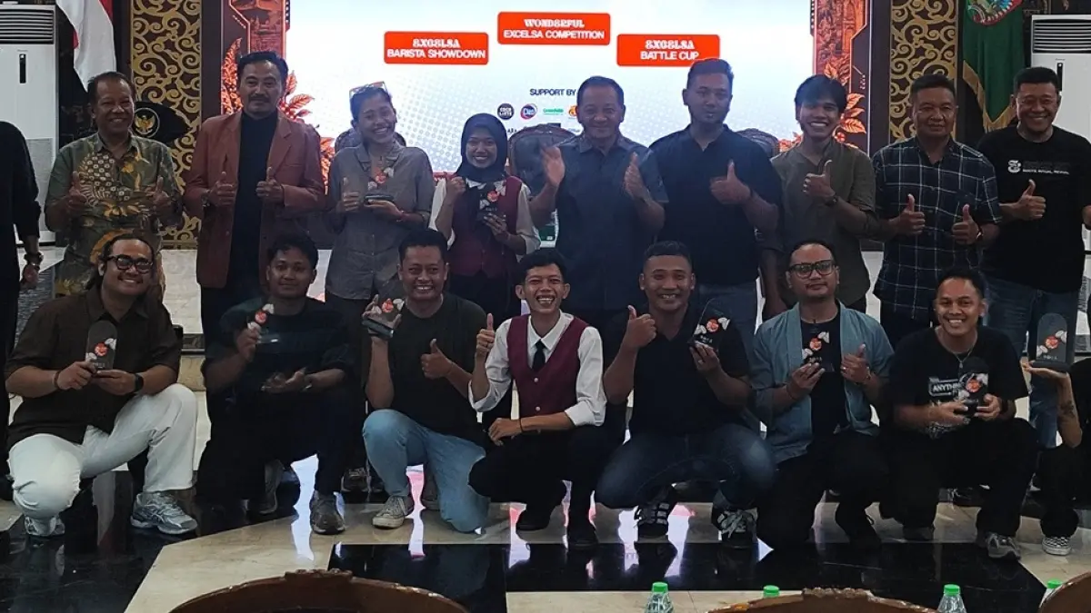 SUKSES: Sekdakab Jombang Agus Purnomo bersama para juara Barista Competition dalam Jombang Coffe Festival, Minggu (27/4). (Ainul Hafidz/Radar Jombang)