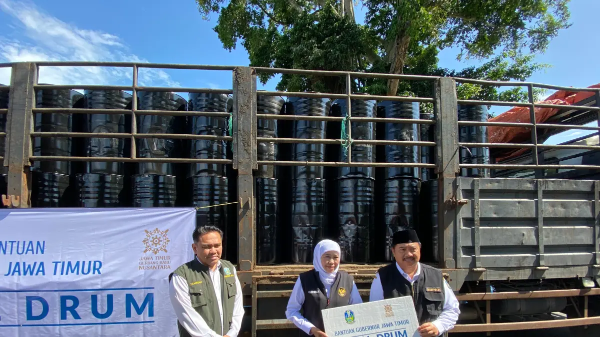 Gubernur Jawa Timur Khofifah Indar Parawansa menyerahkan bantuan 300 drum aspal kepada Bupati Jombang Warsubi, (11/3). 