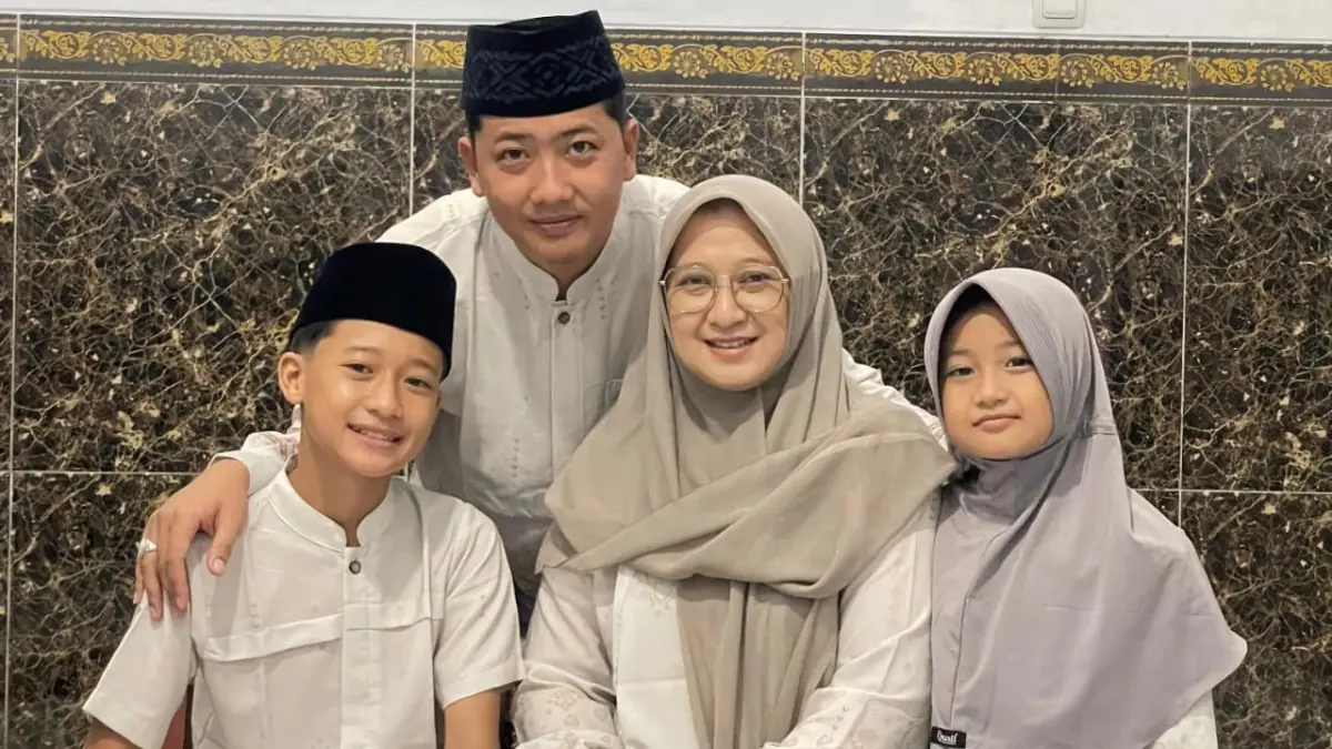 Hj Arina Maulidia Agustin SPdI bersama anak dan suaminya