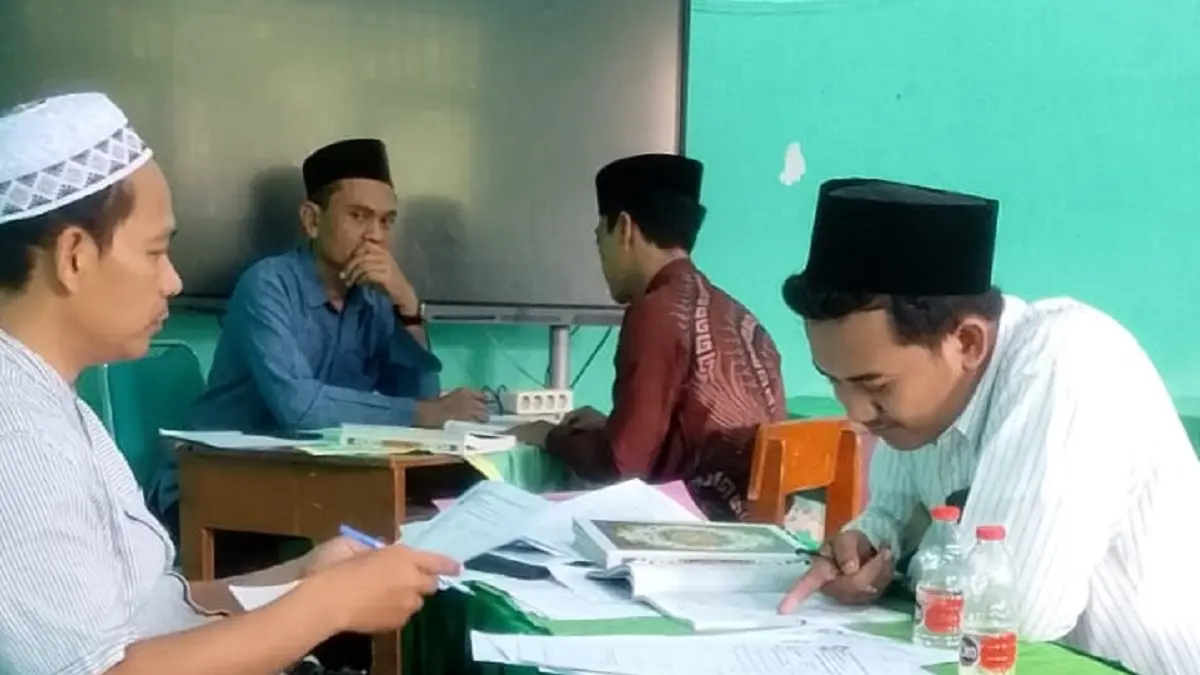 Pembina ekstrakurikuler keagamaan islam di SDN Jombatan 3 Kecamatan Jombang saat mengajar dalam kelas, Senin (27/4).