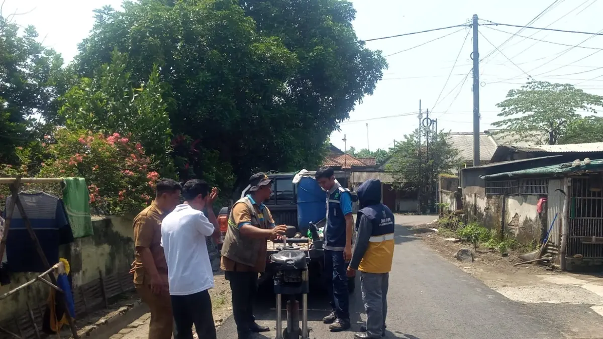 CERMAT: Petugas Dinas PUPR Jombang melakukan uji konstruksi bangunan.